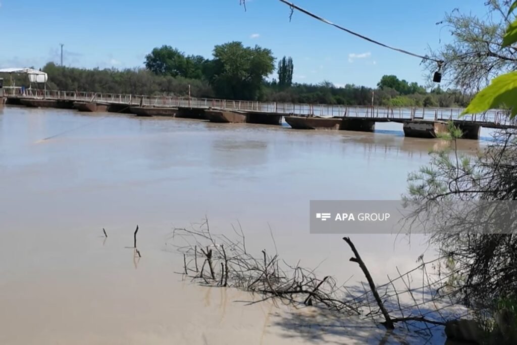 Kürdə suyun artması Sabirabadda körpünü sıradan çıxarıb – FOTO