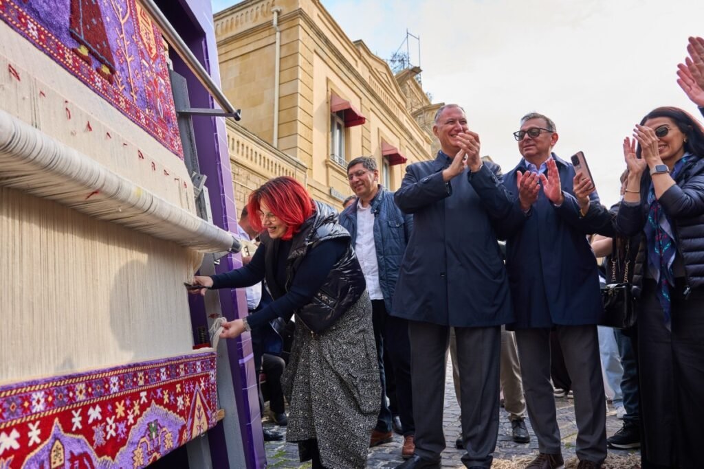 Azercell Beynəlxalq Xalça Festivalında “Minlərlə ilmə, bir güc” xalçasını təqdim edib
