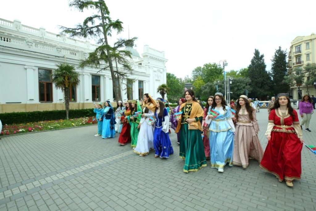 Bakının mərkəzində milli geyimlərdə gəzinti-yürüş təşkil olunub – FOTO