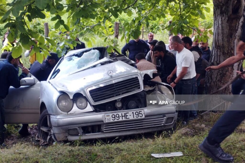 Oğuzda minik avtomobili ağaca çırpılıb, xəsarət alanlar var – VİDEO