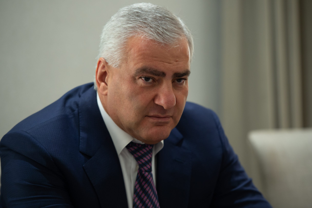 İş adamı Karapetyan Ermənistan parlamentin spikerini məhkəməyə verib