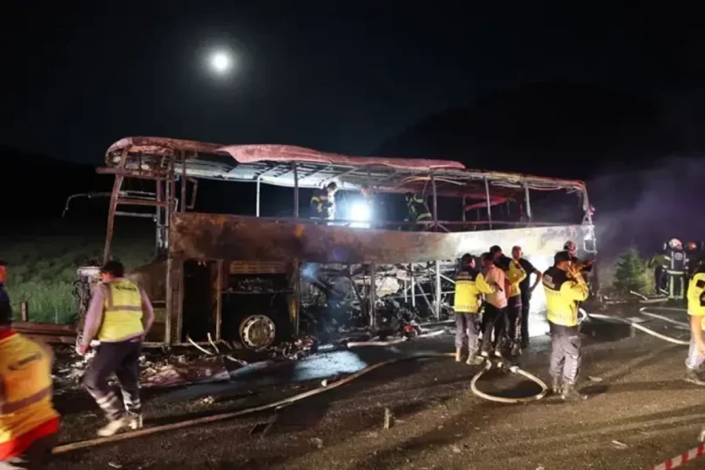 Türkiyədə sərnişin avtobusu yanıb, biri uşaq olmaqla 8 nəfər ölüb – FOTOLENT