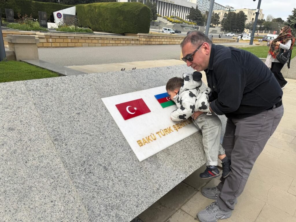 Bayrağa uzanan kiçik əllər: Nihat Metenin duyğulandıran hekayəsi