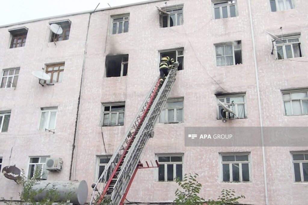 Bakıxanovda yaşayış binasında yanğın başlayıb