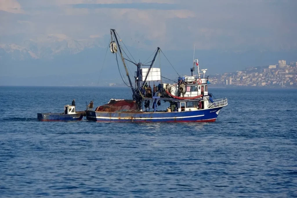 Qara dənizdə Türkiyə bayraqlı balıqçı gəmisinə hücum edilib, ölən və yaralananlar var