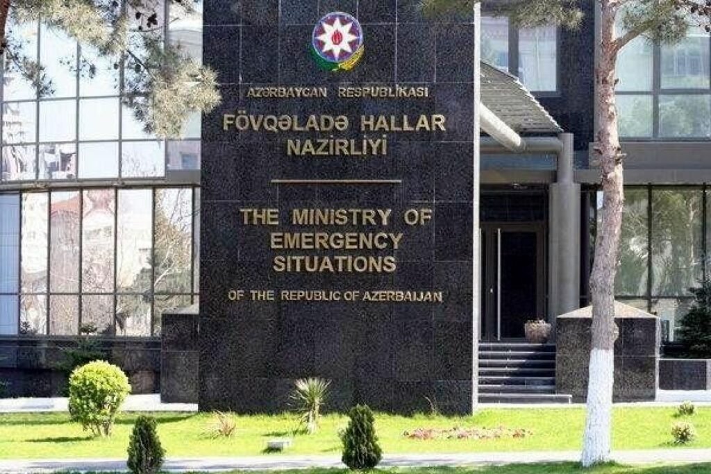 FHN-in xilasediciləri yaşayış binasında təhlükəli vəziyyətdə qalan vətəndaşı xilas edib – VİDEO