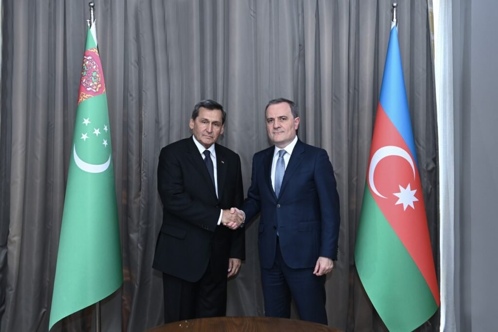Ceyhun Bayramov türkmənistanlı həmkarı ilə iki ölkə arasındakı mövcud vəziyyəti müzakirə edib