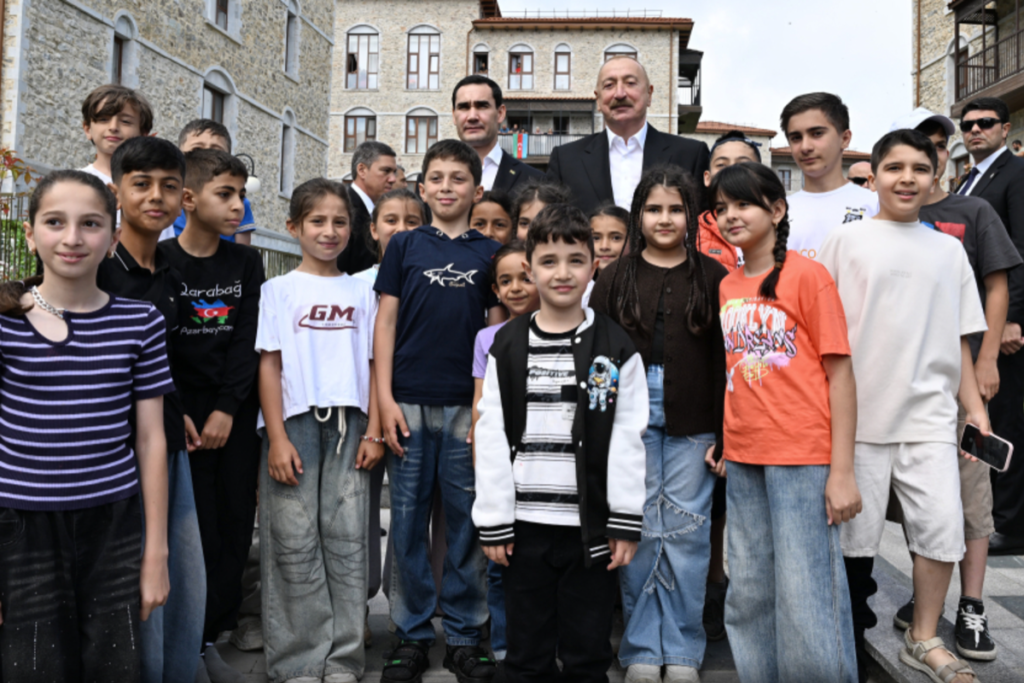 Prezident İlham Əliyevin sosial media hesabında Şuşada uşaqlarla görüş barədə paylaşım edilib