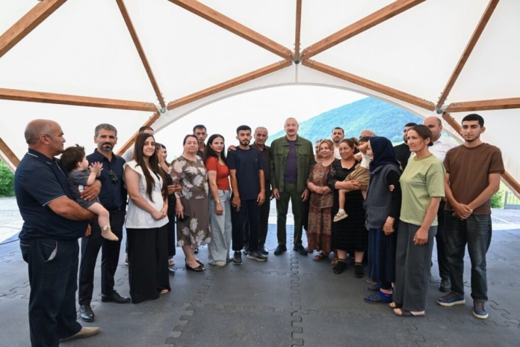 Prezident İlham Əliyev Şuşanın Kiçik Qaladərəsi kəndində görülən işlərlə tanış olub və kəndə qayıdan sakinlərlə görüşüb – FOTO – YENİLƏNİB