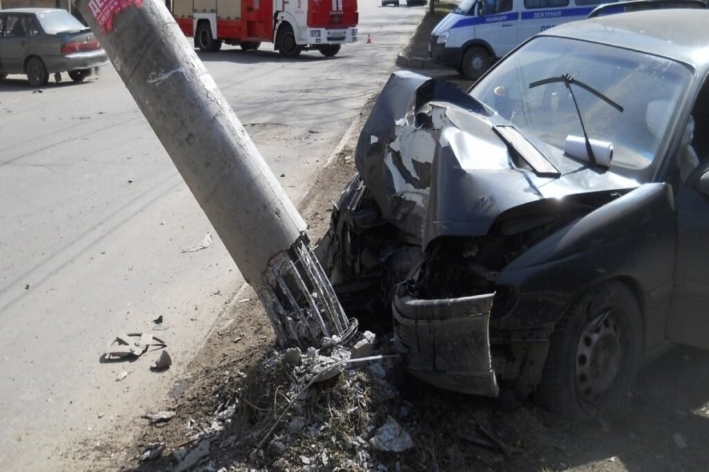Gəncədə avtomobil rabitə dirəyinə çırpılıb, üç nəfər xəsarət alıb