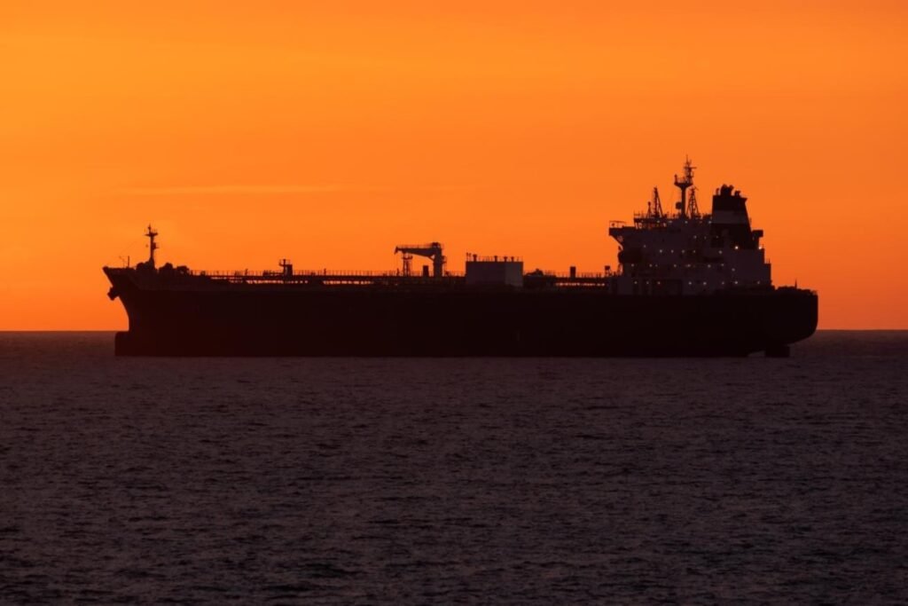 Oman sahillərində daha bir tankerə hücum edilib