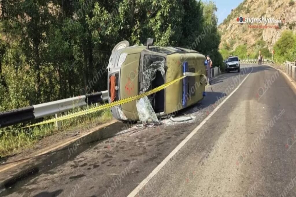 Ermənistanda hərbi sanitar avtomobili aşıb – FOTO