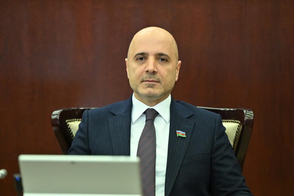 GÖYDƏNİZ QƏHRƏMANOV: “Ana dilimizin qorunması dövlət siyasətinin dəyişməz prioritetlərindən biridir”