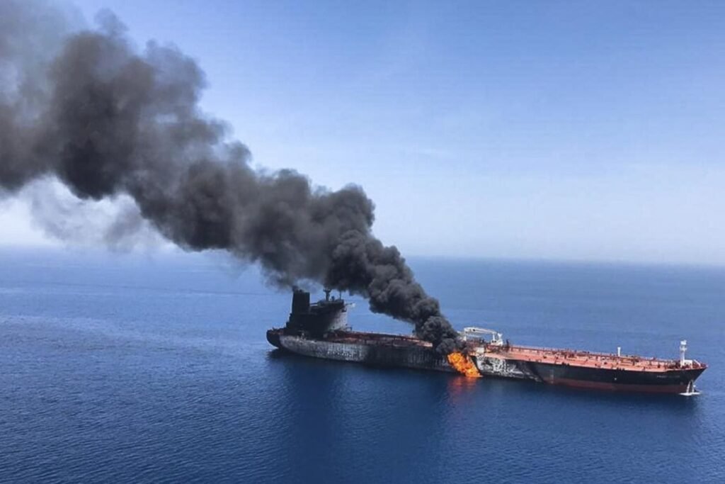 Oman sahillərindən 11 km məsafədə bir tankerə hücum edilib