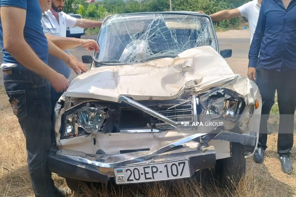 Tovuzda minik avtomobili yük maşınına çırpılıb, xəsarət alan var – FOTO