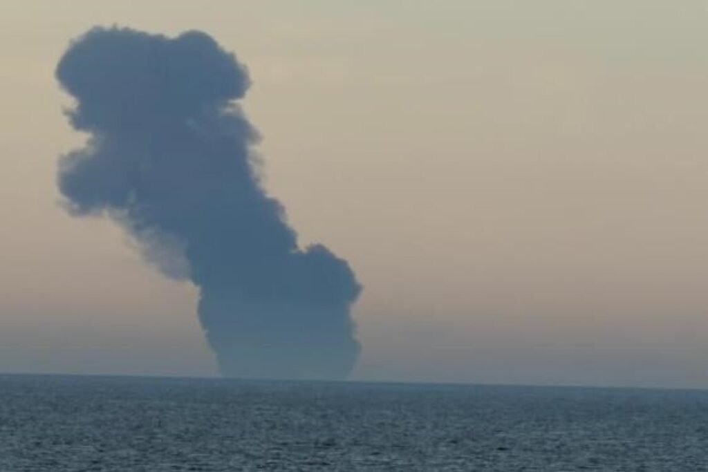 Oman sahillərində bir tankerin yaxınlığında partlayış olub