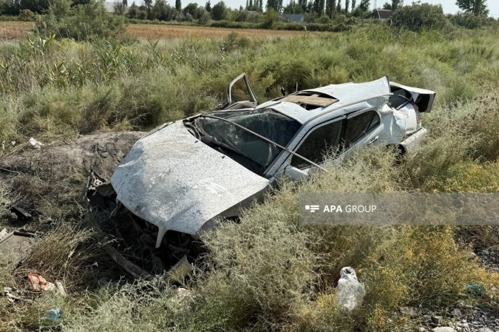 Zərdabda maşın dirəyə çırpılıb, ölən və xəsarət alanlar var – FOTO