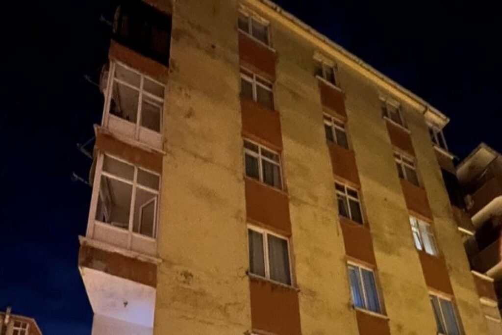 İstanbulda bina uçub, sakinlər yaşayış evini tərk ediblər – FOTO