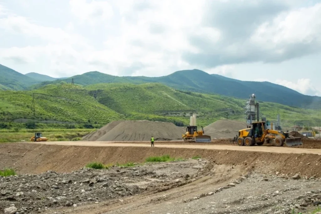 Kəlbəcər–Laçın avtomobil yolunda işlərin 50%-dən çoxu icra olunub – VİDEO