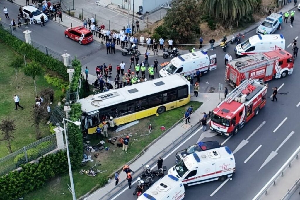 İstanbulda avtobus divara çırpılıb: 1 ölü, 17 yaralı var – YENİLƏNİB