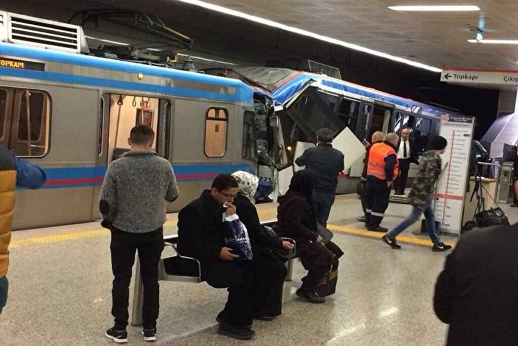 İstanbulda tramvaylar toqquşub, yaralılar var