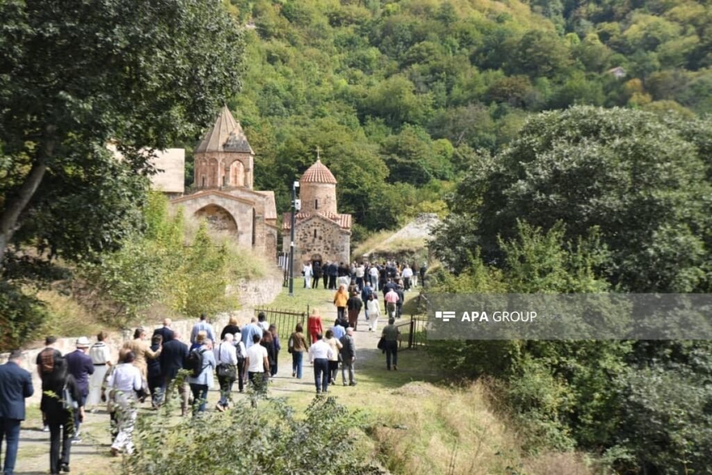 Xarici diplomatlar Xudavəng monastr kompleksini ziyarət edib – FOTO