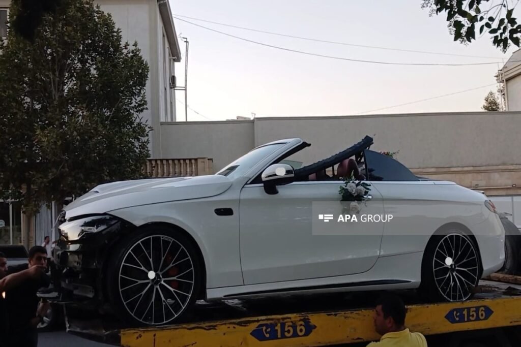 Gəncədə toy karvanında gəlin maşını işıq dirəyinə çırpılıb – FOTO