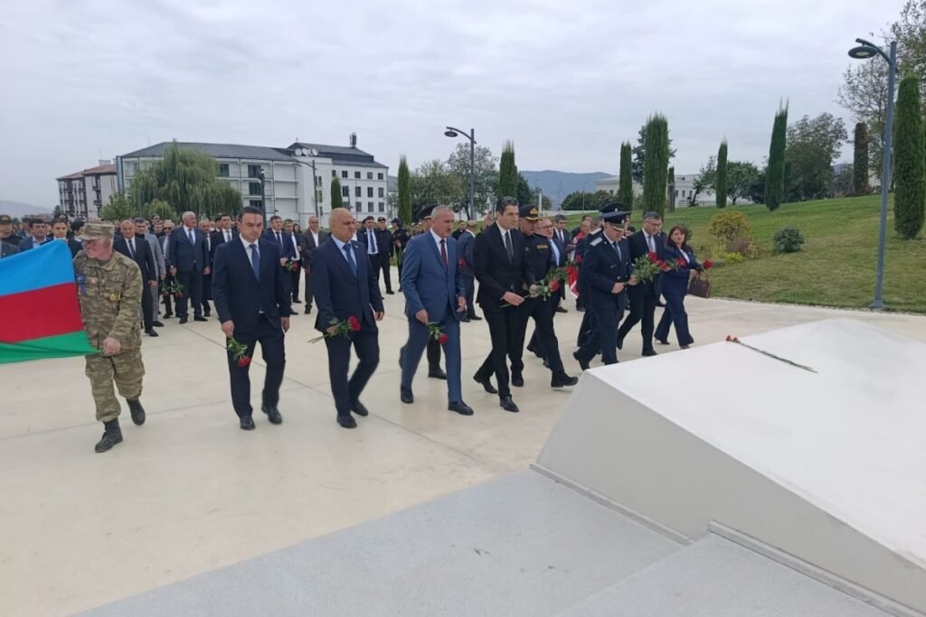 Xankəndidə şəhidlərin xatirəsi bir dəqiqəlik sükutla yad edilib – FOTO