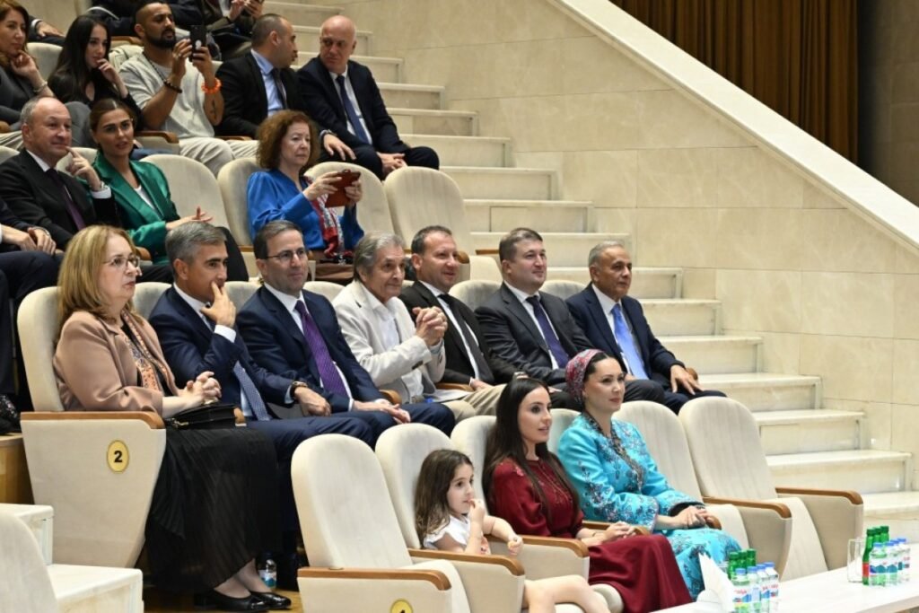 Leyla Əliyeva Arkadağ şəhərində əfsanəvi “Galkynyş” milli atüstü oyunlar qrupunun çıxışını izləyib – FOTO