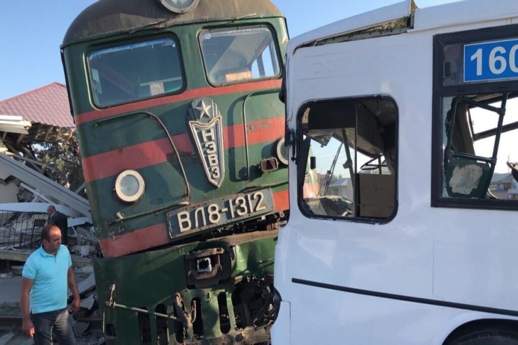 Rusiyanın Yəhudi Muxtar Vilayətində qatar mikroavtobusla toqquşub, 6 nəfər ölüb