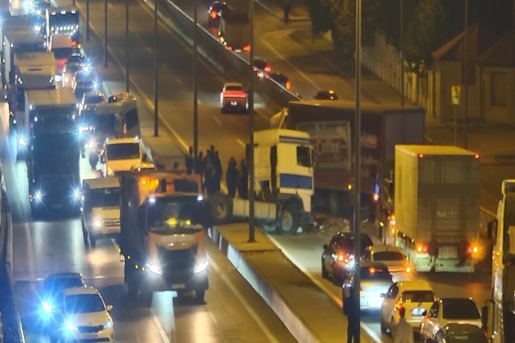 Bakıda iki yük avtomobili toqquşub, ağır yaralanan var – VİDEO – YENİLƏNİB-1